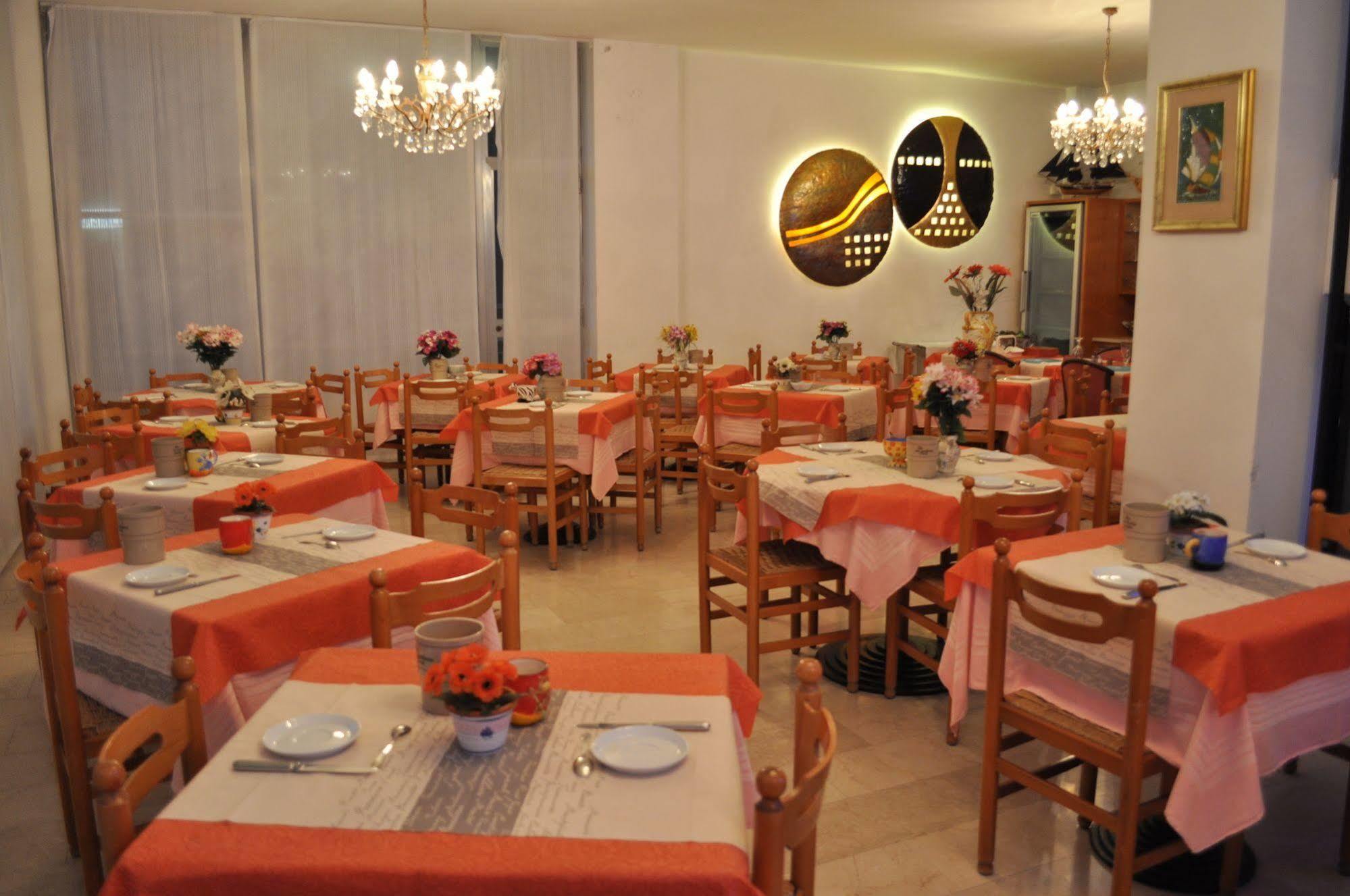 Hotel Nancy Rimini Bagian luar foto